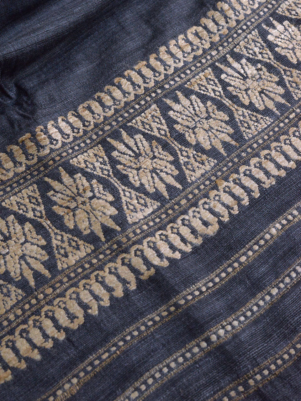 Orang- Patterned Eri Silk Stole Charcoal